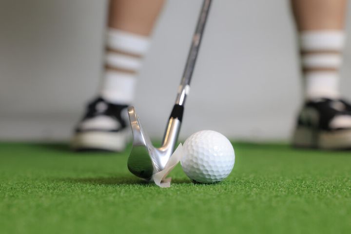 アイアンは「前傾角をキープ」でナイスオン！人気女子コーチが解説