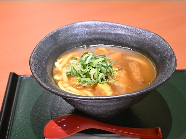 「味味香」が販売する「京揚げきつねカレーうどん」
