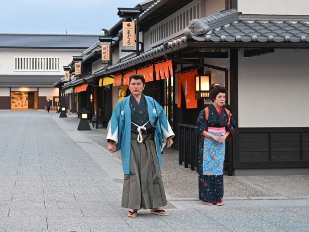 リアルタイムのドラマは映画村の各所で随時行われている