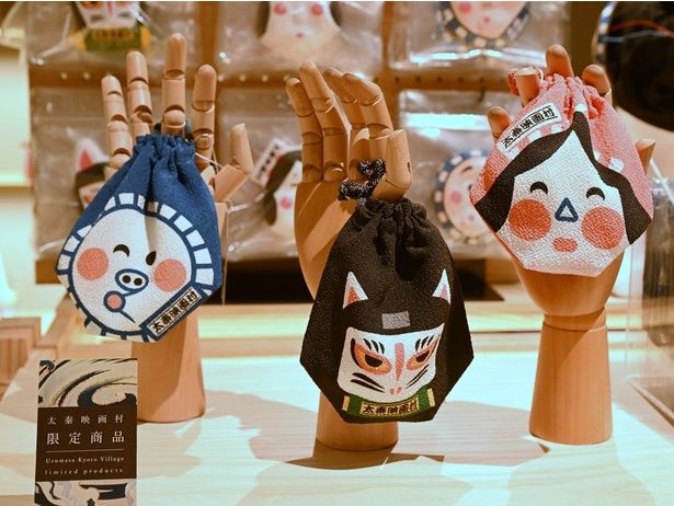「太秦映画村」限定商品の1つ、「映画村ちりめん巾着」