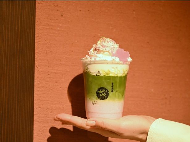 映画村直営テイクアウト店「うず茶屋」、季節限定メニューの「宇治抹茶桜ラテ」