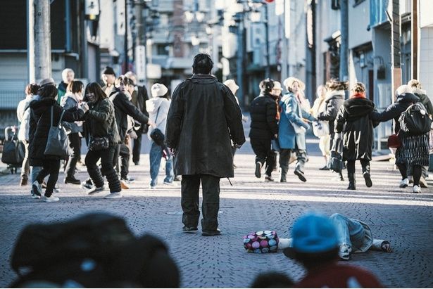 【写真を見る】佐藤二朗が“静”の狂気を体現！予告映像では“名無し”の過去と右手の謎の断片が… [c]佐藤二朗 永田諒 ／ ヒーローズ [c]2026 映画「名無し」製作委員会