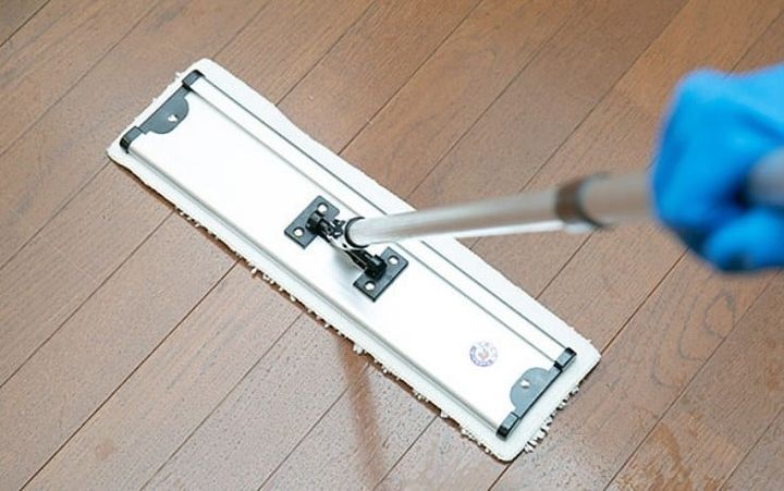 フロアーワイパー水拭きする人