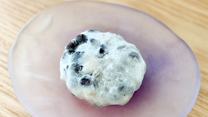 豆のほくほく感と上品な甘じょっぱさがたまらない……【セブン】の大福