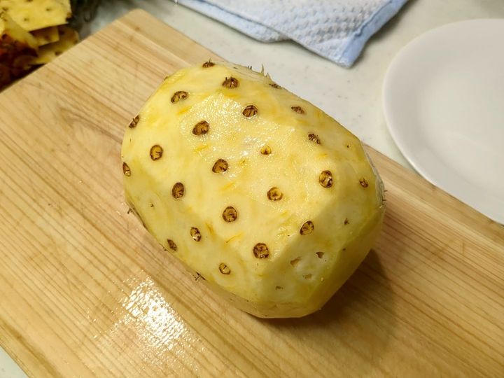 葉とお尻の部分を切り落とし、皮をざっと剥きます