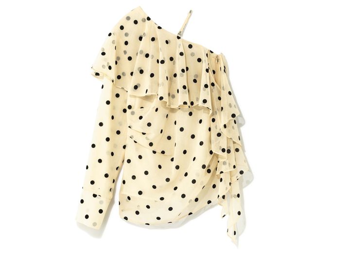 シアーなシフォン素材にドット柄をのせたオフショルダーブラウス。