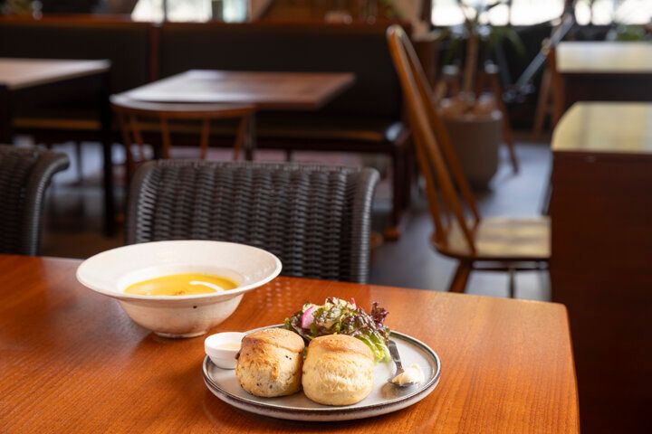 ヴィンテージ家具に囲まれて。野菜たっぷりのスープとスコーンが楽しめる「nanan gifu」