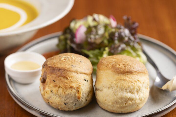 ヴィンテージ家具に囲まれて。野菜たっぷりのスープとスコーンが楽しめる「nanan gifu」