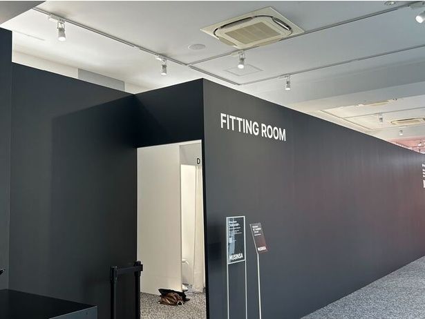 フィッティングルームは簡単に予約することができ、順番が来たら呼び出してくれるシステム