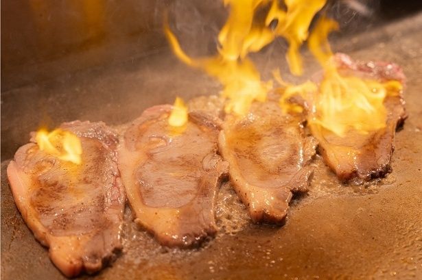 鉄板での調理はライブ感も楽しめる
