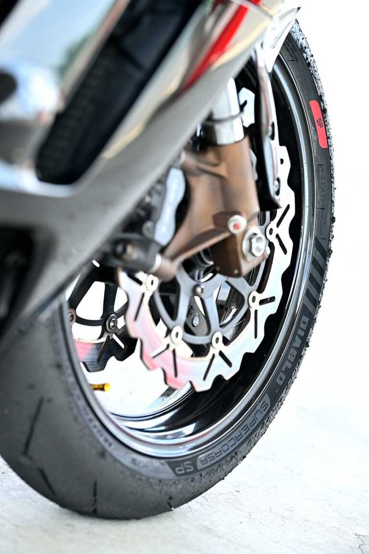 阿部はこの夏に発売されたばかりのディアブロ・スーパーコルサV4 SPを使用。「グリップがスゴすぎて感動的」と終始笑顔だった