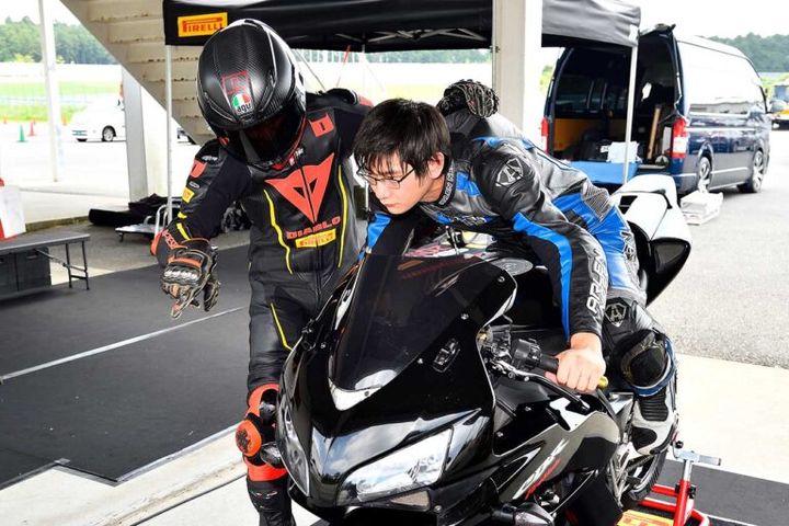 走行のインターバルも、ピットでライディングフォームなどをレクチャーしてくれる。写真の阿部は、スロットルの握り方を改善中