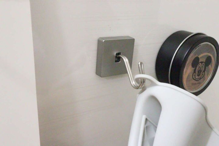 ダイソーのキッチンツールフック ネオジムマグネットは可動フックで掛け外ししやすい