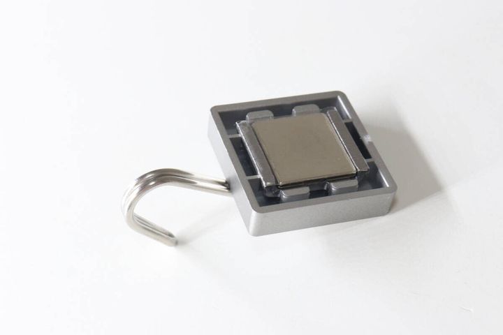 ダイソーのキッチンツールフック ネオジムマグネットの裏面