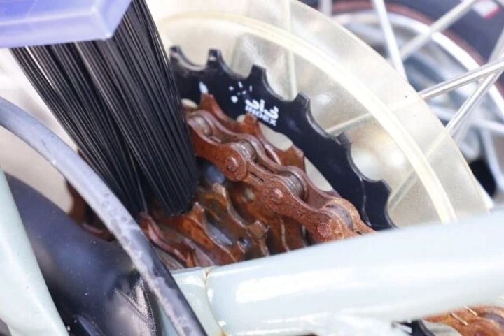 ダイソーの三面チェーンブラシは自転車のメンテナンスに便利