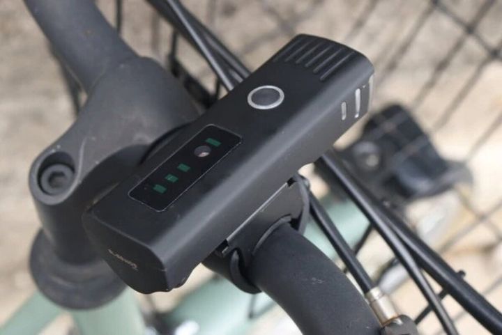 ダイソーのセンサー付き自転車ライトの設置位置