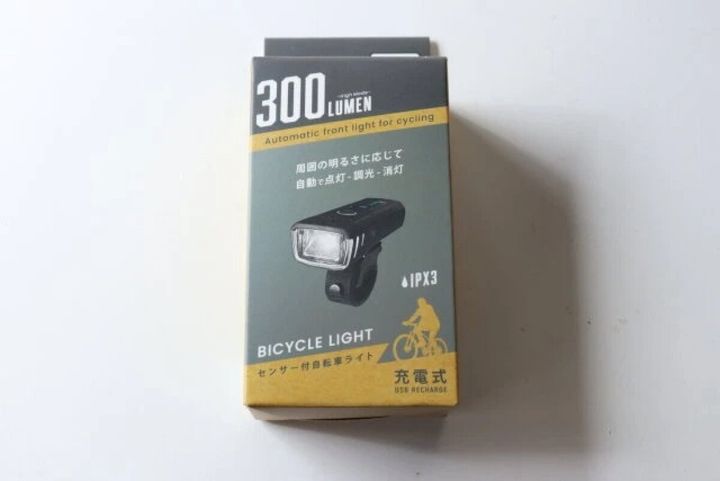 ダイソーのセンサー付き自転車ライトのパッケージ