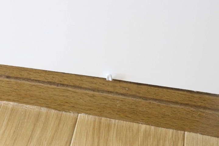 ダイソーの壁面にしっかり固定ピンフック（クロスタイプ、ダブル、ホワイト）の使用例