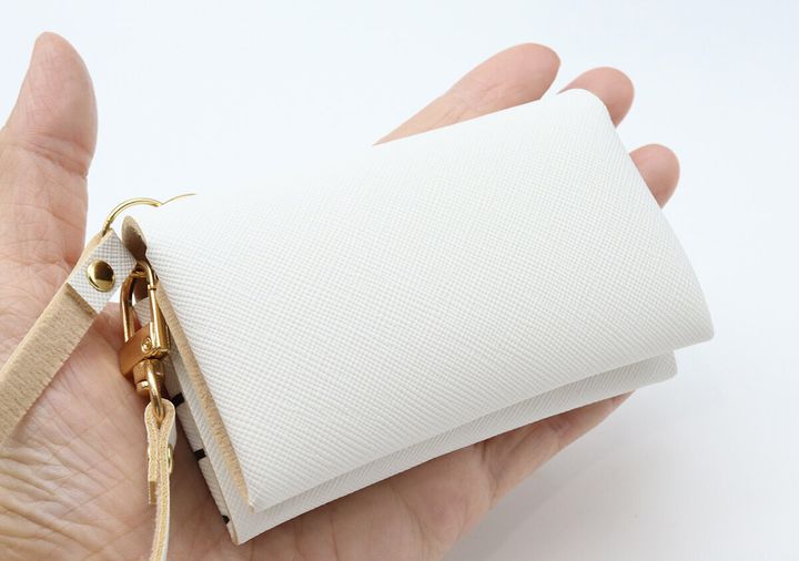 宝島社雑誌付録のmini5月号のみずいろ ハローキティの サフィアーノレザー調マルチケース3