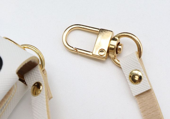 宝島社雑誌付録のmini5月号のみずいろ ハローキティの サフィアーノレザー調マルチケース4