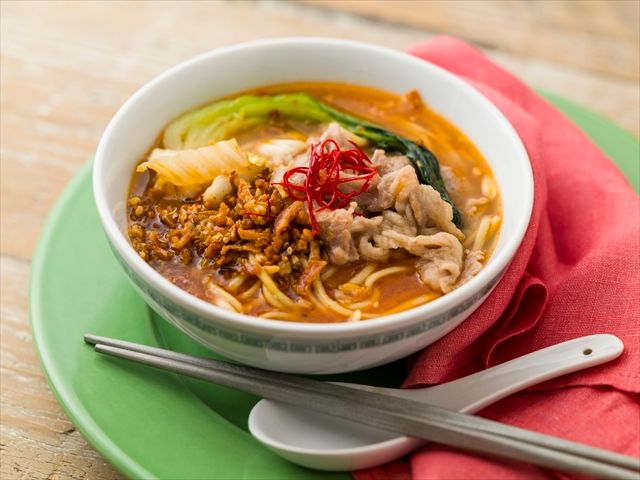 成城石井自家製 ザクザク辣油の四川風牛肉麺（自家製麺使用）