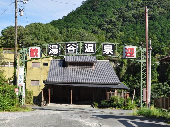 愛知県新城市にある湯谷温泉は、約1300年前に発見された歴史深い温泉郷です。宇連川の渓谷美と調和した静かなたたずまいが魅力。万病に効くとされる源泉「鳳液泉」を求めて多くの人が訪れます。豊かな自然と良質な湯に癒やされる、奥三河を代表する名湯です。