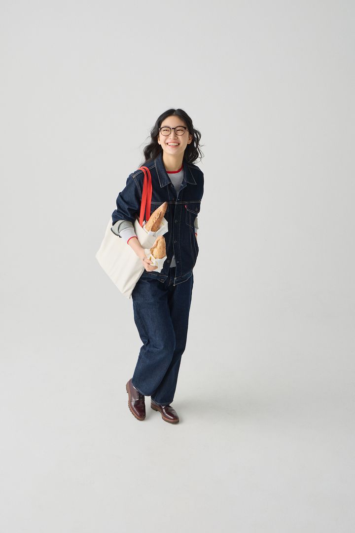 デニムオンデニムはパリジェンヌをお手本に。インディゴ×赤でつくる上品コーデ【FUDGE FRIEND おしゃれさんの毎日コーディネート vol.676｜ 栁沼芽以】