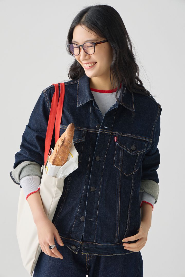 デニムオンデニムはパリジェンヌをお手本に。インディゴ×赤でつくる上品コーデ【FUDGE FRIEND おしゃれさんの毎日コーディネート vol.676｜ 栁沼芽以】