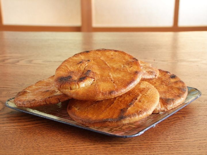 All About ニュース編集部が全国250人を対象に実施した「お土産に関するアンケート」の調査結果から、話のネタになりそうな「埼玉県のお土産」ランキングを発表！ 2位「草加せんべい」を抑えた1位は？ ※画像はイメージです