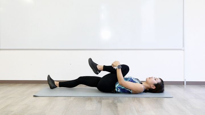 仰向け膝抱えストレッチのやり方2 仰向けでもう片方の膝を抱え込む