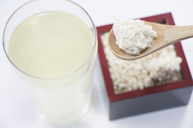 コップに入った麹水と枡に入った米麹