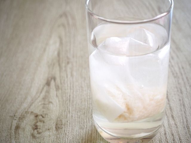 コップに入った麹水