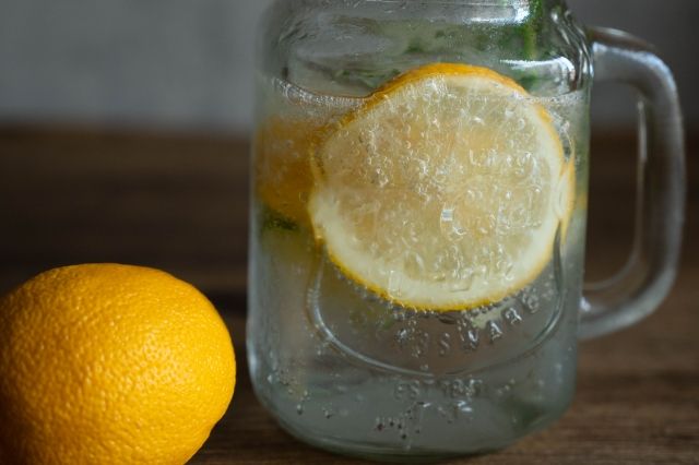 レモンを入れた炭酸水 フレーバー麹水イメージ