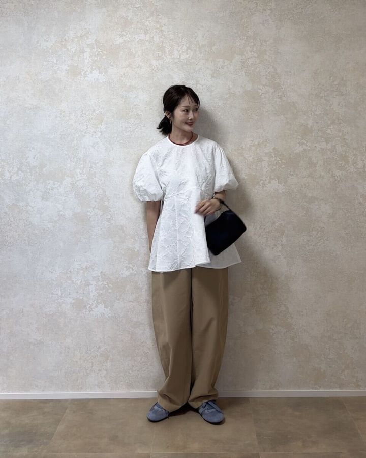 GU バルーンスリーブチュニック by rokh ベージュチノ×黒バッグ甘めカジュアルコーデ