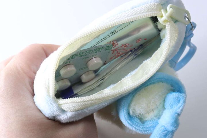 ダイソーの四角ポーチ（ひよこ）に薬を入れる