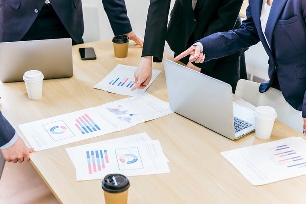 一見雰囲気がよい職場も、実はフキハラに支配されているのかもしれない... 【画像提供＝写真AC】