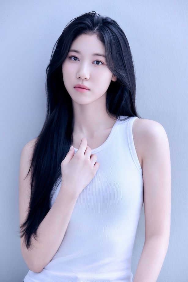 【写真を見る】シンプルなタンクトップでも映える透明感と、監督も配役の決め手になったという”まなざし”が印象的なイ・レ [c]Noon Company