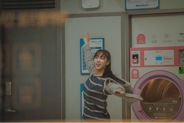 たった一人の家族である母を失ったイニョンは、それでも強く生きていく [c] 2023 TWOMEN FILM ALL RIGHTS RESERVED