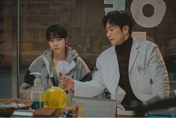 イニョンと薬剤師ドンウクのかけ合いも必見 [c] 2023 TWOMEN FILM ALL RIGHTS RESERVED