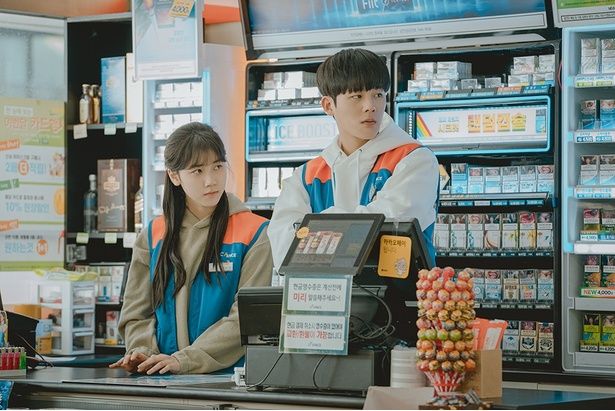 イニョンを優しく包むようなドユン [c] 2023 TWOMEN FILM ALL RIGHTS RESERVED