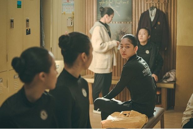 芸術団のトップを期待する母からのプレッシャーに押しつぶされそうなナリ [c] 2023 TWOMEN FILM ALL RIGHTS RESERVED