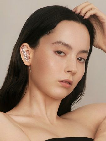 「VARIÉLLE」の新シグネチャー“イヤーフックピアス”登場！軽やかで印象的な耳元へ