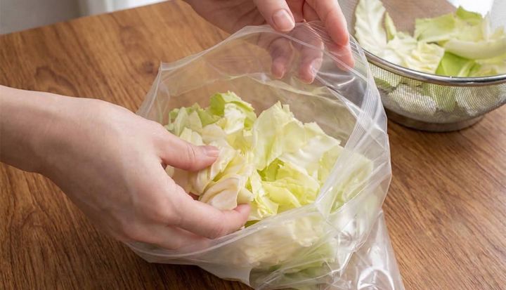 冷凍用保存袋に入れ、空気を抜いて冷凍する