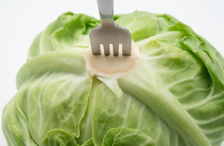 芯をくり抜くか、爪楊枝やフォークなどを奥まで差し込む