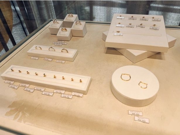 猫をモチーフとしたリングも！身に着けると耳が立つので、現代アートのような印象にもなる