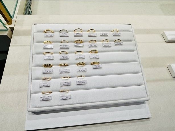 多彩なデザインのリングがずらり。重ね着けの組み合わせを考えるだけでもワクワクした気持ちに