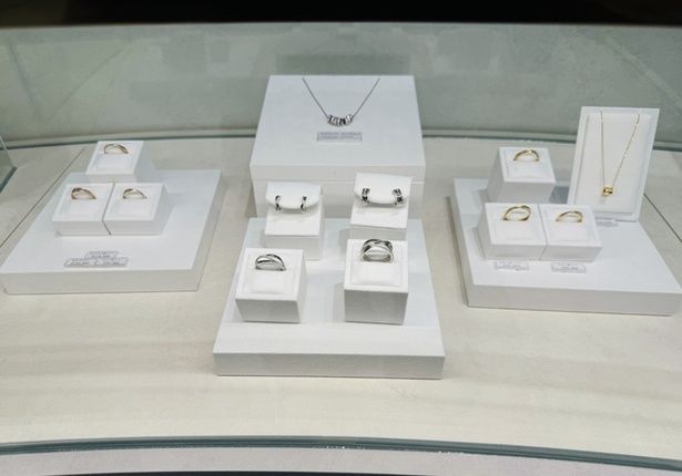 ネックレスやリング、ピアスなどがモチーフごとに並んでいる。アクセサリーに統一感を求める人はラインで揃えることもできる