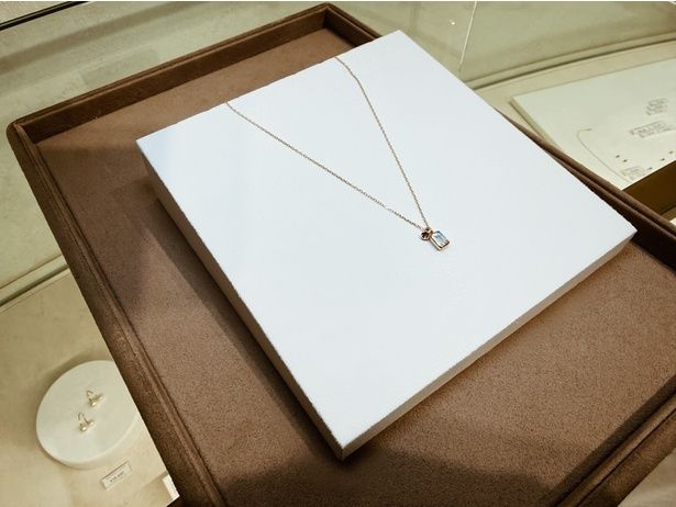 自分の好きな色を選んでネックレスにできる。“推し活”にもぴったり