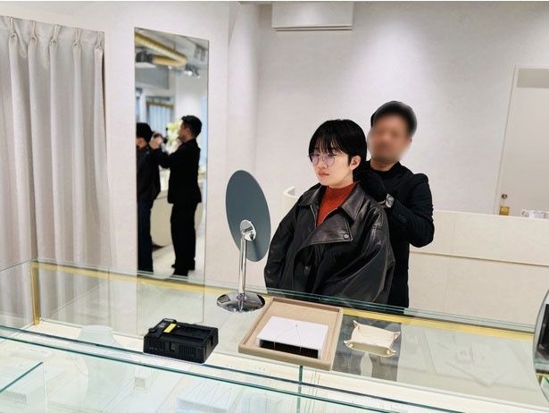 気になったジュエリーはその場で試着ができる
