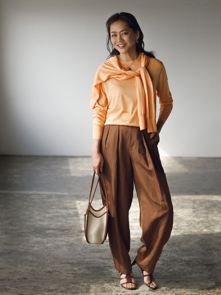 ニット¥77,000、カーディガン¥82,500／ともにブラミンク（ブラミンク トーキョ ー）、パンツ¥48,400／アドーア、ピアス¥83,600、ネックレス¥71,900／ともにトムウッド（トムウッド 青山店 ）、バッグ¥60,500／へリュー（ギャルリー・ヴィー 丸の内店）、靴¥220,000／ピエール アルディ（ピエール アルディ 東京）